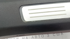 Накладка порога передняя правая внутренняя Volvo XC90 16-25 черная с хром вставкой с подсветкой, царапины, треснута подсветка