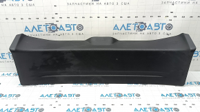 Обшивка дверей багажника Nissan Rogue 21-26 чорна US built, потерта, подряпини