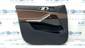 Обшивка двери карточка передняя левая BMW X7 G07 19-22 кожа черная Schwarz, вставка под дерево, с ручкой, с сеткой динамика Harman Kardon, подлокотник и вставка кожа коричневая Coffee, тычки, царапины, под чистку