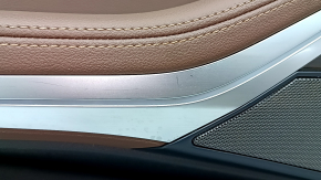 Обшивка двери карточка передняя левая BMW X7 G07 19-22 кожа черная Schwarz, вставка под дерево, с ручкой, с сеткой динамика Harman Kardon, подлокотник и вставка кожа коричневая Coffee, тычки, царапины, под чистку