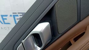 Обшивка дверей картка задня ліва BMW X7 G07 19-22 під шторку, шкіра чорна Schwarz, вставка під дерево, з ручкою, з сіткою динаміка Harman Kardon, підлокітник та вставка коричнева шкіра Coffee, подряпини, під чистку