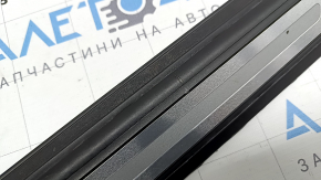 Накладка порога внешняя передняя левая Audi Q5 80A 18-25 черная с хромом, царапины