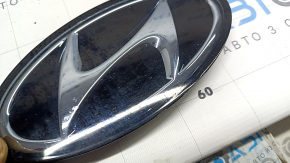 Эмблема решетки радиатора grill Hyundai Sonata 20-23 под радар, сколы