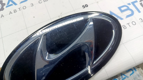 Эмблема решетки радиатора grill Hyundai Sonata 20-23 под радар, сколы
