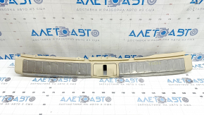 Накладка отвору багажника Lexus RX350 RX450h 10-15 хром, бежева, подряпини, вм'ятини, побілів пластик, зламані кріплення
