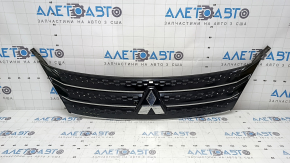 Грати радіатора grill з емблемою Mitsubishi Outlander 22-26 хром молдинги з ущільнювачами, надламане кріплення. сколи, прим'ята, тріщина, подряпини