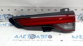 Ліхтар внутрішні двері багажника правий Mitsubishi Outlander 22-26 тріснуте кріплення, подряпини