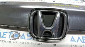 Молдинг решетки радиатора верхний центральный Honda Accord 18-22 светлый хром, с креплением и эмблемой, сколы, надломаны крепления