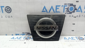Емблема передня решітки радіатора Nissan Rogue 17-18 квадратна, під радар, під полірування, зламане кріплення, сколи