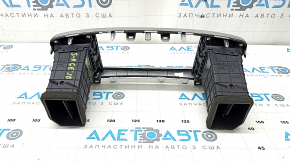 Накладка передней панели центральная с дефлекторами Kia Sportage 20-22 под 8" дисплей, черная с хром обрамлением, царапины