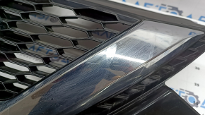 Решетка радиатора grill Nissan Rogue Sport 20-23 без камеры, побелел пластик, треснута, сколы, царапины, незаводские отверстия