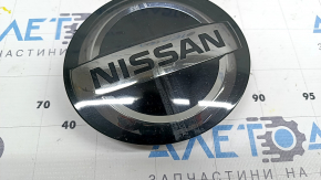 Эмблема решетки радиатора Nissan Rogue Sport 20-22 под радар, сколы, в клею