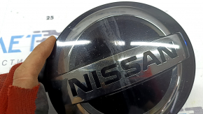 Эмблема решетки радиатора Nissan Rogue Sport 20-22 под радар, сколы, в клею