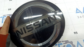 Эмблема решетки радиатора Nissan Rogue Sport 20-22 под радар, сколы, в клею