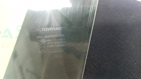 Стекло двери передней правой Toyota Prius 30 10-15 желтый оттенок