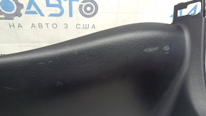 Обшивка двери багажника центральная Toyota Prius 50 16-22 черная под дворник, потерта