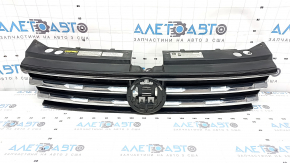 Решетка радиатора grill VW Tiguan 18-19 без эмблемы, 3 хром полоски, сверху черный глянец, тычки на хроме