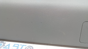 Обшивка двери багажника нижняя Toyota Prius V 15-17 серая, царапины, побелел пластик