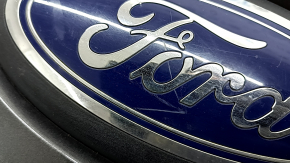 Решетка радиатора в сборе Ford F150 15-20 с эмблемой, царапины, надломана, сломано крепление