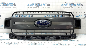 Решітка радіатора в зборі Ford F150 15-20 з емблемою, подряпини, надламана, зламане кріплення