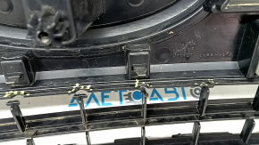 Решетка радиатора в сборе Ford F150 15-20 с эмблемой, царапины, надломана, сломано крепление