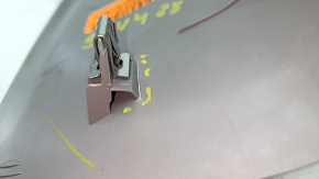 Накладка задней стойки левая Chevrolet Volt 16- серая, царапины, вмятина, побелело крепление