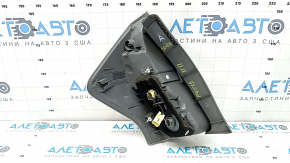 Фонарь правый Toyota Prius V 15-17 рест, потерт