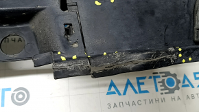 Порог левый Toyota Prius V 12-17 черный, с брызговиком, примят, царапины, трещины, сломано крепление