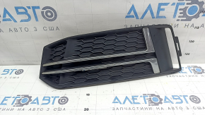 Решітка переднього бампера ліва Audi A4 B9 17-17 s-line, без радара, світлий хром, сколи