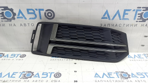 Решітка переднього бампера права Audi A4 B9 17-17 s-line, без радара, світлий хром, сколи