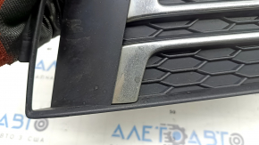 Решетка переднего бампера правая Audi A4 B9 17-17 s-line, без радара, светлый хром, сколы