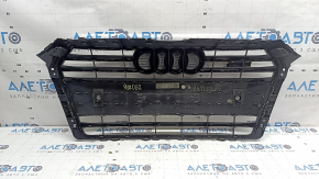 Решетка радиатора в сборе Audi A4 B9 17 с эмблемой, под парктроники, песок, светлый хром, сколы, незаводские отверстия