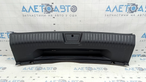 Накладка отвору багажника VW Jetta 19-26 чорна, подряпини