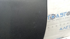 Обшивка двери багажника нижняя Toyota Prius 50 16-22 черная, потерта