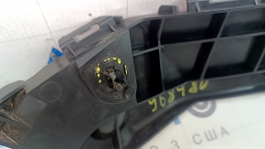 Кріплення переднього бампера ліве Toyota Rav4 16-18 рест, зламана клямка