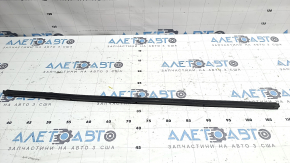 Уплотнитель двери передней правой Mazda 3 19-26 4d нижний