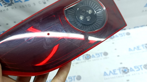 Фонарь внутренний крышка багажника правый Mazda 3 19-22 4d тип 1 под полировку, отсутствует фрагмент стекла