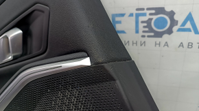 Обшивка двери карточка задняя левая BMW 3 G20 19-26 черная без шторки, вставка кожа черная, с ручкой, с подсветкой, с хром вставкой и сеткой динамика, надрыв, царапины