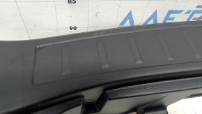 Накладка проема багажника Mitsubishi Outlander 22-26 черная, царапины
