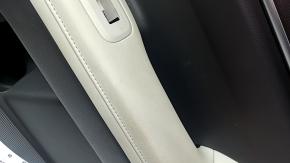Обшивка двери карточка задняя правая Hyundai Santa Fe 24-26 серая, подлокотник и вставка светло-серый, молдинг хром, царапины на молдинге, под химчистку