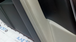 Обшивка двери карточка задняя правая Hyundai Santa Fe 24-26 серая, подлокотник и вставка светло-серый, молдинг хром, царапины на молдинге, под химчистку