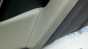 Обшивка двери карточка задняя левая Hyundai Santa Fe 24-26 серая, подлокотник и вставка светло-серый, молдинг хром, тычки, вмятинки, царапины на молдинге, потерта