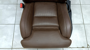 Водительское сидение Volvo XC60 22-26 с airbag, электрическое, подогрев, вентиляция, кожа Nappa коричневая с перфорацией и коленным подпором, примято