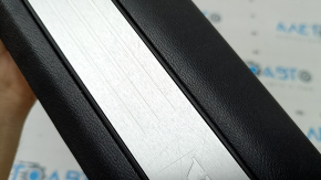 Накладка порога передняя левая Volvo XC60 18-26 черная с хром вставкой, царапины, под чистку