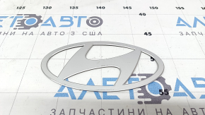 Емблема логотип двері багажника Hyundai Santa Fe 24-26 сіра, подряпина, поліз лак