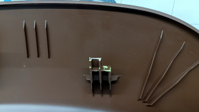 Накладка спинки водительского сиденья задняя Audi A5 F5 18-25 5D коричневая, сломано крепление