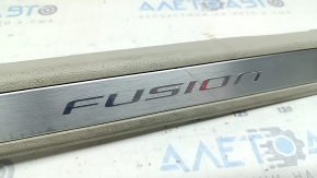 Накладка порога передняя левая Ford Fusion mk5 17-20 серая, с хромированной вставкой, царапины, под химчистку