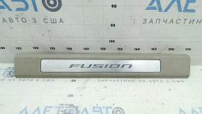 Накладка порога передня права Ford Fusion mk5 17-20 сіра, з хромованою вставкою, подряпини, під хімчистку, тички та вм'ятина