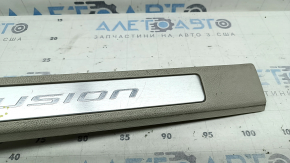 Накладка порога передняя правая Ford Fusion mk5 17-20 серая, с хромированной вставкой, царапины, под химчистку, тычки и вмятина