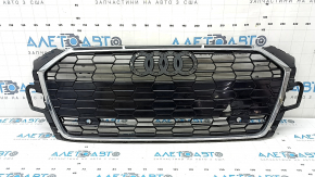 Решетка радиатора в сборе Audi A5 F5 20-25 без камеры, черный глянец+хром, без эмблем, прижата, надломана, отсутствует фрагмент